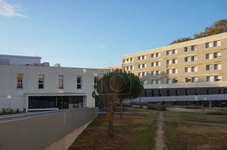 Foto de Toulouse, Francia - 21 de octubre de 2023 - A apartmenent block at ISAE Altal Student Residence on the campus of the Higher School of Aeronautics and Space (Suparo), on Rangueil Scientific Complex - Imagen libre de derechos