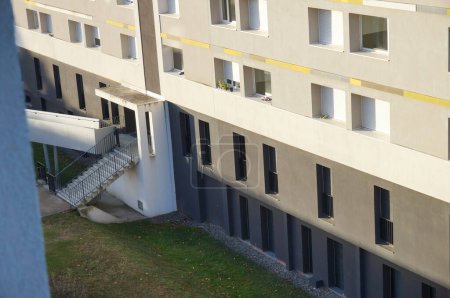 Foto de Toulouse, Francia - 21 de octubre de 2023 - Vista superior de un bloque de apartamentos en la Residencia de Estudiantes ISAE Altal en el campus de la Escuela Superior de Aeronáutica y Espacio (Suparo), en el Complejo Científico Rangueil - Imagen libre de derechos