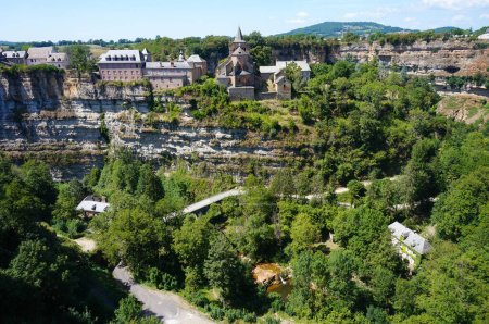 Téléchargez les photos : Vue panoramique sur les vieux Bozouls, en Aveyron, dans le sud de la France : le village historique est construit au sommet d'un promontoire rocheux, au milieu d'un canyon semi-circulaire creusé par la rivière Dourdou - en image libre de droit