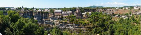 Téléchargez les photos : Vue panoramique sur les vieux Bozouls, en Aveyron, dans le sud de la France : le village historique est construit au sommet d'un promontoire rocheux, au milieu d'un canyon semi-circulaire creusé par la rivière Dourdou - en image libre de droit