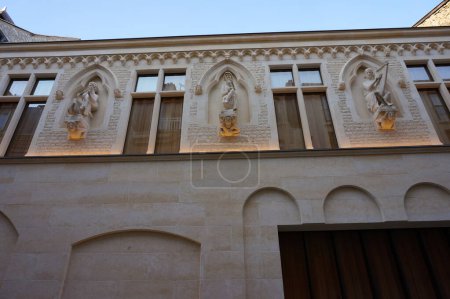 Téléchargez les photos : Reims, France - 9 septembre 2023 - Maison gothique des musiciens du XIIIe siècle (Résidence des comtes de Champagne) ; cette façade, détruite lors de la Première Guerre mondiale, a été entièrement reconstruite en 2021 avec le parrainage de Taittinger - en image libre de droit