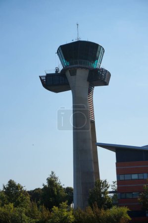 Foto de Vatry, Francia - 9 de septiembre de 2023 - Torre de control del tráfico aéreo en la pista de aterrizaje, con vistas a las pistas del aeropuerto de París-Vatry, situado cerca de Chlons-en-Champagne en el Departamento de Marne (Región Grand Est) - Imagen libre de derechos
