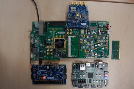 Foto de Toulouse, Francia - 1 de mayo de 2023 - Conjunto de tarjetas FPGA: un potente Xilinx Kintex con extensión FMC de dispositivos analógicos, y dos tarjetas educativas más pequeñas de Digilent, Basy3 y un Zybo (ZYnq board) - Imagen libre de derechos