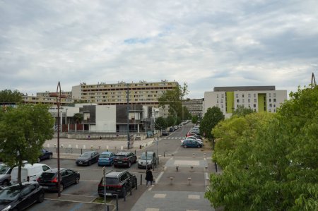 Foto de Toulouse, Francia - 2 de marzo de 2023 - Paisaje urbano con bloques de apartamentos en el popular distrito residencial de Mirail-Bellefontaine, un barrio considerado una zona sensible con altas tasas de criminalidad - Imagen libre de derechos