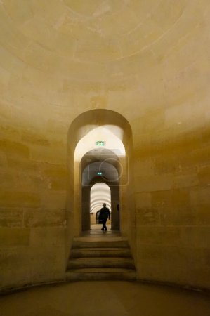Foto de París, Francia - 5 de septiembre de 2023 - Perspectiva en la alineación de pasadizos en forma de arco dentro de la cripta de Pantón, un hito del siglo XVIII donde se entierran prominentes figuras históricas francesas. - Imagen libre de derechos