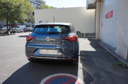 Foto de Le Kremlin-Bictre, Francia - 7 de septiembre de 2023 - Exterior, lateral de un automóvil de alquiler Clio V azul gris oscuro 2019; este modelo de automóvil compacto es producido en Turquía por el fabricante francés de automóviles Renault - Imagen libre de derechos