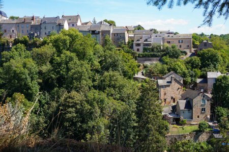 Foto de Casas de piedra tradicionales construidas en la ladera del acantilado, en el antiguo pueblo histórico de Bozouls, que está construido alrededor del cañón del río Dourdou; se encuentra en Aveyron, en el sur de Francia - Imagen libre de derechos