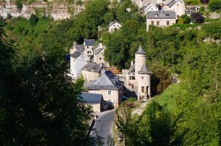 Foto de Dos torres fortificadas redondas y esculturas de caballos gigantes a la entrada de Bozouls, en el sur de Francia; este antiguo pueblo histórico está construido a orillas de un cañón de río, en el valle del Lot - Imagen libre de derechos