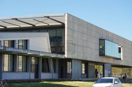 Foto de Toulouse, Francia - 4 de junio de 2023 - Edificio moderno de la Biblioteca Universitaria ("BU"), en el campus de Toulouse III - Universidad Paul Sabatier, que se encuentra dentro del Complejo Científico Rangueil - Imagen libre de derechos