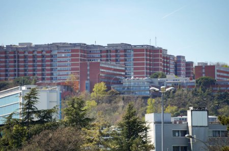 Foto de Toulouse, Francia - 10 de junio de 2023 - Enormes edificios de ladrillo rojo del Hospital Universitario de Rangueil, en la cima de Pech-David Hill, sobre el campus científico de Toulouse III - Paul Sabatier University - Imagen libre de derechos