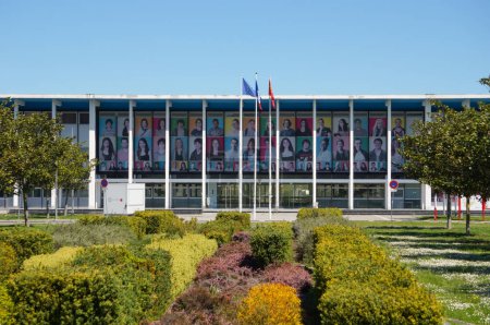 Téléchargez les photos : Toulouse, France - 4 juin 2023 - Bâtiment principal de Paul Sabatier - Université Toulouse III, campus du Rangueil ; la façade est décorée de portraits d'étudiants et des drapeaux officiels sont hissés - en image libre de droit