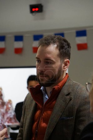 Foto de Toulouse, Francia - 11 de febrero de 2023 - Damien Rieu, ex candidato legislativo y ejecutivo de Reconqute!, el partido político de Eric Zemmour, en una conferencia; es un influyente derechista y activista de los medios de comunicación - Imagen libre de derechos