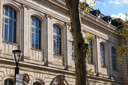 Téléchargez les photos : Toulouse, France - 1er mars 2023 - Façade du XIXe siècle et fenêtres cintrées du bâtiment historique de la Faculté de médecine de l'Université de Toulouse ; il est maintenant utilisé par la Faculté de médecine - en image libre de droit