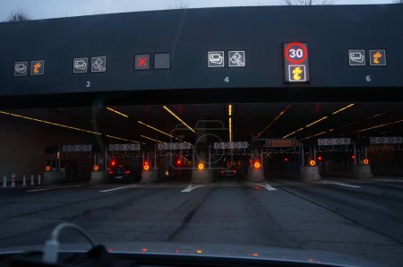 Foto de Hauts-de-Seine, Francia - 26 de diciembre de 2022 - Puerta de peaje iluminada por la noche y señalización luminosa, en la entrada del túnel Dúplex A86; este túnel, el más largo de Francia, es operado por Vinci Autoroutes - Imagen libre de derechos