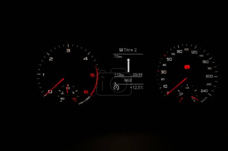 Téléchargez les photos : Blagnac, France - 26 décembre 2022 - Détail d'un tableau de bord à l'intérieur d'une voiture Audi A1 par le constructeur allemand Volkswagen : compteur de vitesse gradué en km / h, jauge de gaz et tableau de bord numérique central - en image libre de droit