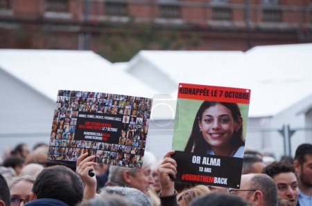 Téléchargez les photos : Toulouse, France - 12 novembre 2023 - Des pancartes brandies par des manifestants exigent la libération de civils israéliens pris en otage par des terroristes du Hamas, lors d'un rassemblement contre l'antisémitisme au Capitole - en image libre de droit