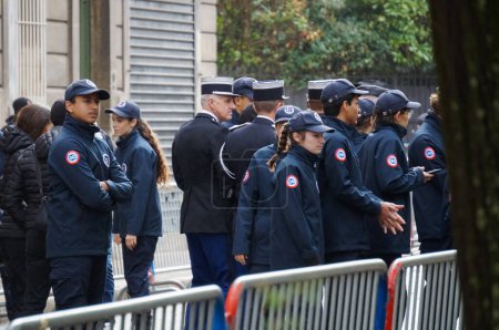 Foto de Toulouse, Francia - 11 de noviembre de 2023 - Jóvenes voluntarios del Servicio Nacional Universal (SNU), con oficiales superiores de la Gendarmería Nacional (policía militar), en la conmemoración del Armisticio - Imagen libre de derechos