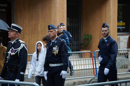 Téléchargez les photos : Toulouse, France - 11 novembre 2023 - Capitaine de gendarmerie nationale et deux aviateurs de l'armée de l'air et de l'espace (adjudant et caporal), à la fin de la commémoration de l'armistice de 1918 - en image libre de droit