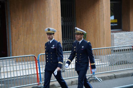 Téléchargez les photos : Toulouse, France - 11 novembre 2023 - Deux capitaines en uniforme complet avec le Service de la Commission des Forces Armées (SCA), avec des gants de képi et de cérémonie blanche, à la commémoration de l'armistice de 1918 - en image libre de droit