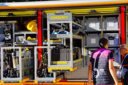 Téléchargez les photos : Toulouse, France - 7 octobre 2023 - Tiroirs rétractables avec des équipements spéciaux tels que des bouteilles d'oxygène, dans un camion du Centre d'incendie et de sauvetage, exposé au Congrès national des pompiers - en image libre de droit