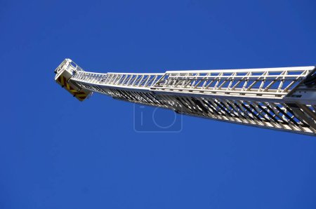 Téléchargez les photos : Toulouse, France - 7 octobre 2023 - Vue en angle bas prise au pied d'une échelle télescopique montée sur un camion de pompiers, déployée vers le ciel et exposée lors du Congrès national des pompiers - en image libre de droit