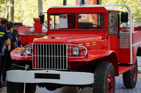 Téléchargez les photos : Toulouse, France - 7 octobre 2023 - Sur un vieux camion d'urgence rouge autrefois utilisé par les pompiers français, exposé à l'extérieur sur la rue Alles Jules Guesde lors du Congrès national des pompiers de 2023 - en image libre de droit