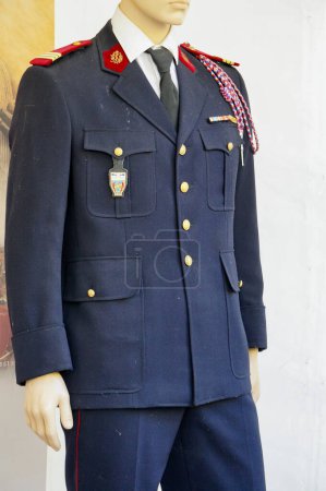 Foto de Toulouse, Francia - 7 de octubre de 2023 - Un viejo uniforme ceremonial, usado anteriormente por los bomberos franceses, con correas y cordones, exhibido al público en el Congreso Nacional de Bomberos - Imagen libre de derechos
