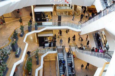 Téléchargez les photos : Lyon, France - 24 novembre 2023 - Vue en angle élevé sur les escaliers et escaliers roulants à l'intérieur du centre commercial Westfield à plusieurs étages, dans le quartier des affaires Part-Dieu ; c'est le plus grand centre commercial français - en image libre de droit