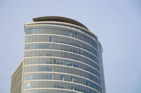 Foto de Lyon, Francia - 24 de noviembre de 2023 - Últimos pisos de Tour Oxygne, una torre de oficinas de 115 metros terminada en 2010, construida sobre el Westfield Commercial Center, en La Part-Dieu Central Business District - Imagen libre de derechos