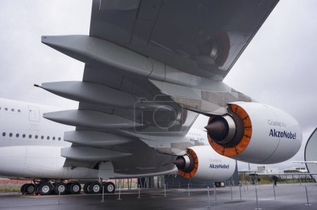 Foto de Toulouse, Francia - 21 de noviembre de 2023 - Reactores de aviones y torres de propulsión bajo el ala derecha de un Airbus A380 estacionado en una pista de aterrizaje; el A380 es el avión más grande del mundo (hasta 800 pasajeros)) - Imagen libre de derechos