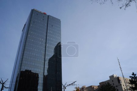 Foto de Lyon, Francia - 24 de noviembre de 2022 - Vista de bajo ángulo de Swiss Life Tower, una torre de oficinas de vidrio en el distrito financiero de La Part-Dieu; Swiss Life es una compañía de seguros con sede en Zrich, la más grande de Suiza - Imagen libre de derechos