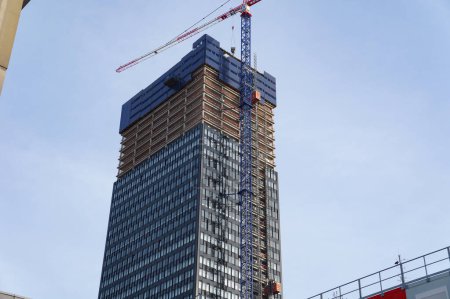 Foto de Lyon, Francia - 21 de noviembre de 2022 - Lugar de construcción de To-Lyon, el segundo rascacielos más alto del distrito financiero central de La Part-Dieu: la fachada de vidrio está flanqueada por una grúa torre y ascensores de carga - Imagen libre de derechos