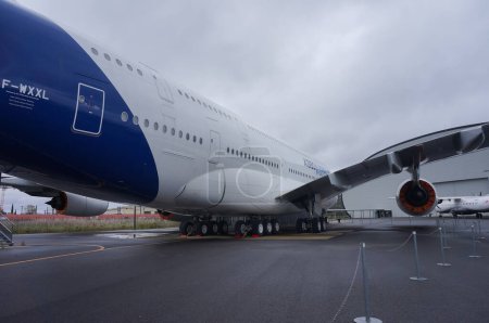 Foto de Toulouse, Francia - 21 de noviembre de 2023 - Vista trasera de un Airbus A380, estacionado en la pista, cerca de su planta de ensamblaje en Blagnac; el A380 es un jumbo jet de dos pisos, el avión de pasajeros más grande del mundo - Imagen libre de derechos