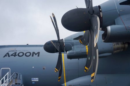 Téléchargez les photos : Toulouse, France - 21 novembre 2023 - Turbopropulseurs sous les ailes d'un Atlas A400M ; l'A400M est un avion de transport tactique pour le transport aérien militaire, produit par le fabricant européen Airbus Defence - en image libre de droit