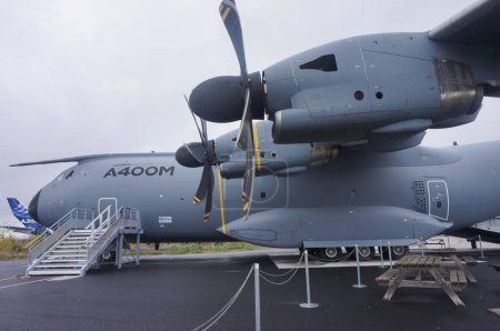 Foto de Toulouse, Francia - 21 de noviembre de 2023 - Turbohélices bajo las alas de un Atlas A400M; el A400M es un elevador aéreo táctico para el transporte aéreo militar, producido por el fabricante europeo Airbus Defence - Imagen libre de derechos