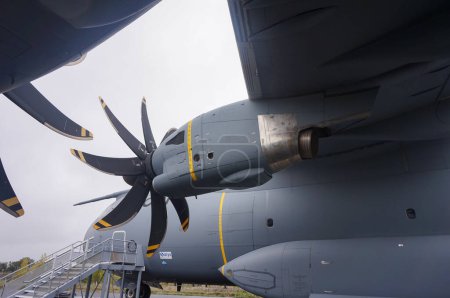 Foto de Toulouse, Francia - 21 de noviembre de 2023 - Turbohélices bajo las alas de un Atlas A400M; el A400M es un elevador aéreo táctico para el transporte aéreo militar, producido por el fabricante europeo Airbus Defence - Imagen libre de derechos