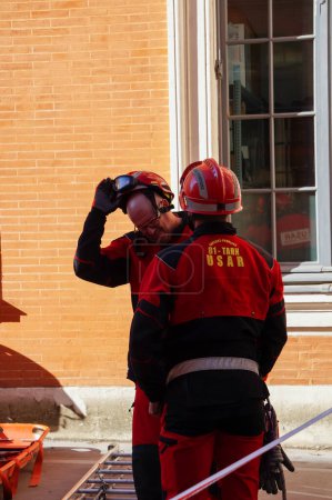 Foto de Toulouse, Francia - 8 de octubre de 2023 - Dos hombres con un equipo USAR (búsqueda y rescate) en los centros de bomberos y rescate SDIS 31, 81, durante el Congreso Nacional de Bomberos de Francia ("sapeurs-pompiers") - Imagen libre de derechos