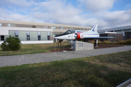 Téléchargez les photos : Toulouse, France - 14 octobre 2023 - Vue de face du premier Mirage Dassault III livré à l'armée de l'air française en 1959, conservé au pôle mécanique de l'Institut aérien et spatial (ISAE Suparo) - en image libre de droit