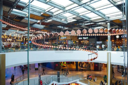 Téléchargez les photos : Lyon, France - 24 novembre 2023 - Hall des restaurants, avec poêles en laiton suspendus au plafond de verre comme décoration intérieure, à l'intérieur du centre commercial Westfield, le 2ème plus grand centre commercial français - en image libre de droit
