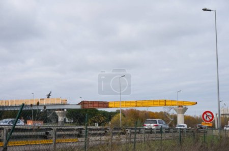 Téléchargez les photos : Labge, France - 2 décembre 2023 - Construction d'un nouveau viaduc pour l'extension de la ligne B du métro de Tisso : un nouveau tronçon est mis en place pour traverser le périphérique toulousain et le lac de Labge INPT - en image libre de droit