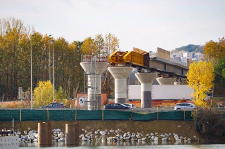 Foto de Labge, Francia - 2 de diciembre de 2023 - Construcción de un nuevo viaducto para la ampliación de la línea B del metro de Tisso: se pone en marcha un nuevo tramo para cruzar la carretera de circunvalación de Toulouse y el lago de Labge INPT - Imagen libre de derechos