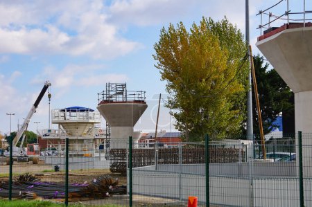 Foto de Labge, Francia - 2 de diciembre de 2023 - Los pilares de hormigón del futuro viaducto, previstos para la ampliación de la Línea B del metro de Toulouse, se instalan en Palays, Enova, Innopole business parks - Imagen libre de derechos