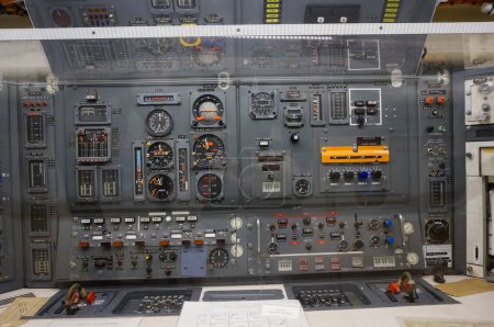 Foto de Toulouse, Francia - 21 de noviembre de 2023 - Un viejo panel de instrumentos con punteros analógicos, incrustado en un Airbus A300B que sirvió como avión de prueba en la década de 1970; este prototipo se conserva en el Museo de Aeroscopia - Imagen libre de derechos