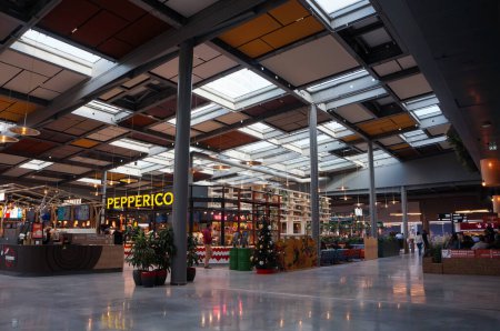 Foto de Lyon, Francia - 24 de noviembre de 2023 - Salón moderno con techo de cristal, dentro del Westfield Shopping Mall, el segundo centro comercial más grande de Francia, principal atracción turística del distrito financiero de La Part-Dieu - Imagen libre de derechos