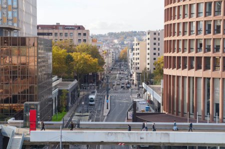 Foto de Lyon, Francia - 24 de noviembre de 2023 - Vista panorámica de la Rue Servient, una calle alta que pasa por debajo de la pasarela de la Torre LCL y bajo el Westfield Commercial Center, en el distrito financiero de La Part-Dieu - Imagen libre de derechos