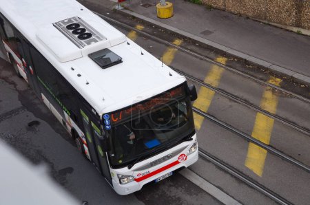 Foto de Lyon, Francia - 21 de noviembre de 2022 - Vista superior de un autobús urbano de Iveco conduciendo en la calle Servient y yendo a la estación de La Part-Dieu a través de Vivier Merle Bvd; la red de Lyon está dirigida por la autoridad de transporte TCL - Imagen libre de derechos