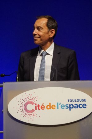 Foto de Toulouse, Francia - 21 de septiembre de 2023 - El general francés de la Fuerza Aérea y Espacial Philippe Steininger, asesor militar del presidente del CNES, la Agencia Espacial Francesa, imparte una conferencia en el Cit de l 'espace - Imagen libre de derechos