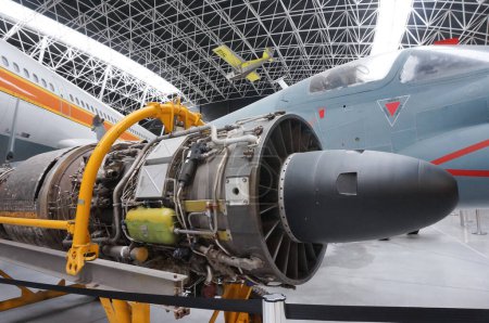 Foto de Toulouse, Francia - 21 de noviembre de 2023 - Turboreactor militar sin su cubierta, para un avión de combate, probablemente producido por el fabricante francés Snecma (ahora Safran), expuesto en el Museo Aeroscopia - Imagen libre de derechos