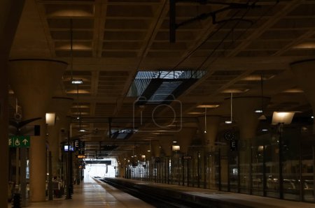 Téléchargez les photos : Chessy, France - 23 novembre 2022 - Escaliers, passerelles et escaliers mécaniques reliant les quais des trains, à la gare de Marne-la-Valle-Chessy ; il dessert le célèbre parc à thème Dysneyland Paris - en image libre de droit