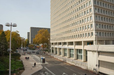 Foto de Lyon, Francia - 24 de noviembre de 2023 - Torre de oficinas que alberga la sucursal del banco francés "Banque populaire" (Grupo BPCE) para la región de Auvernia-Rhne-Alpes, en Bonnel Street, en el distrito financiero de La Part-Dieu - Imagen libre de derechos